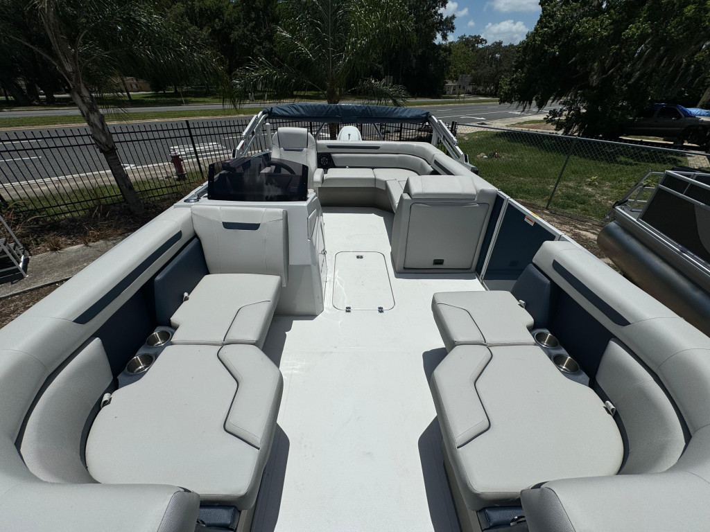 Hurricane FunDeck 2260 REF