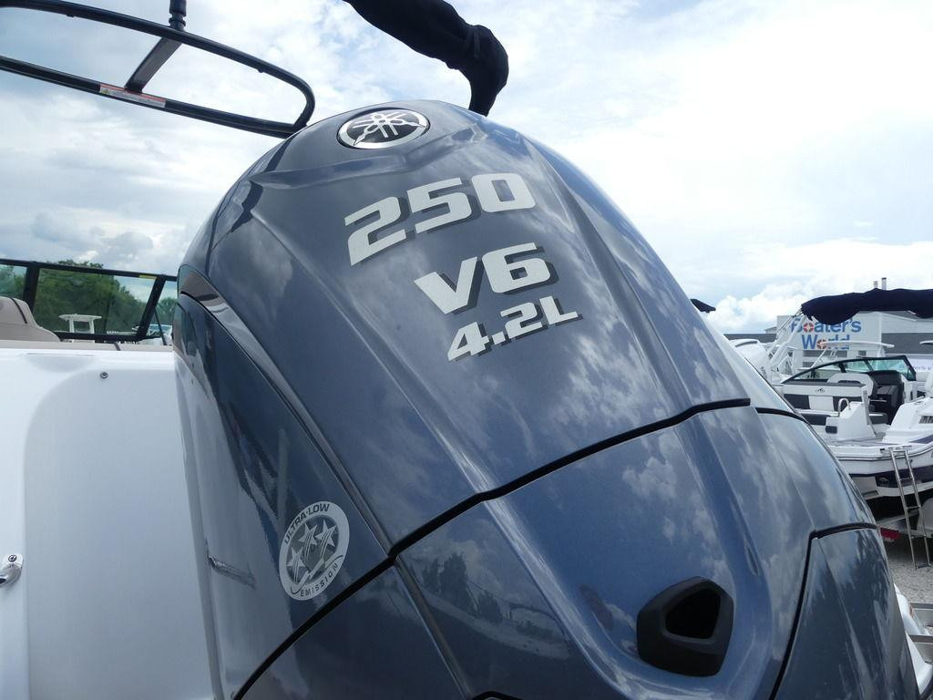 Hurricane SunDeck 2400 OB