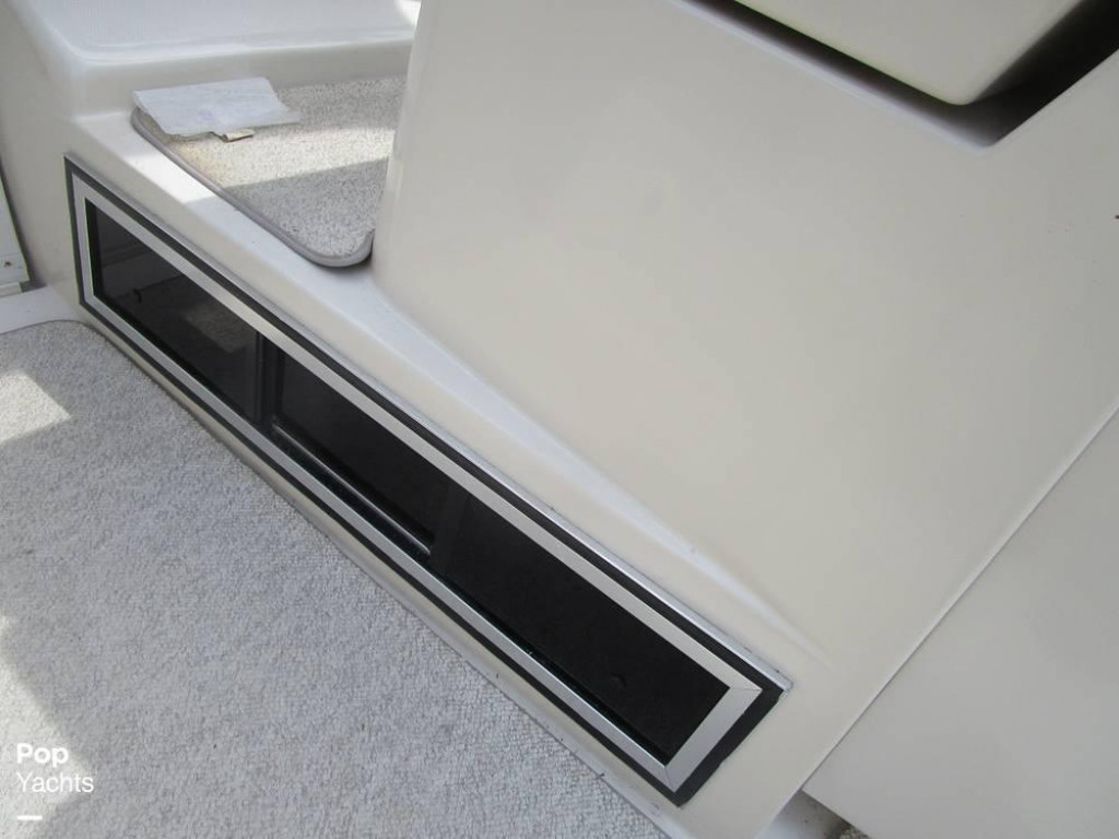 Regal 402 Commodore