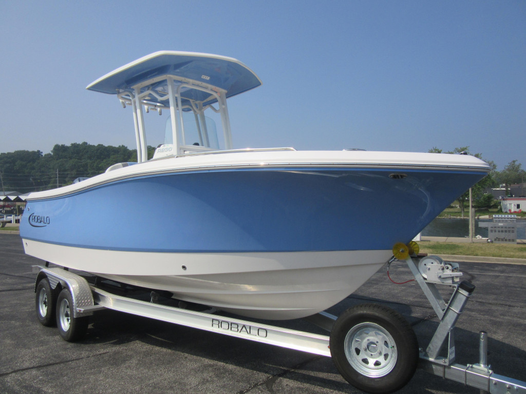 Robalo R230 Center Console