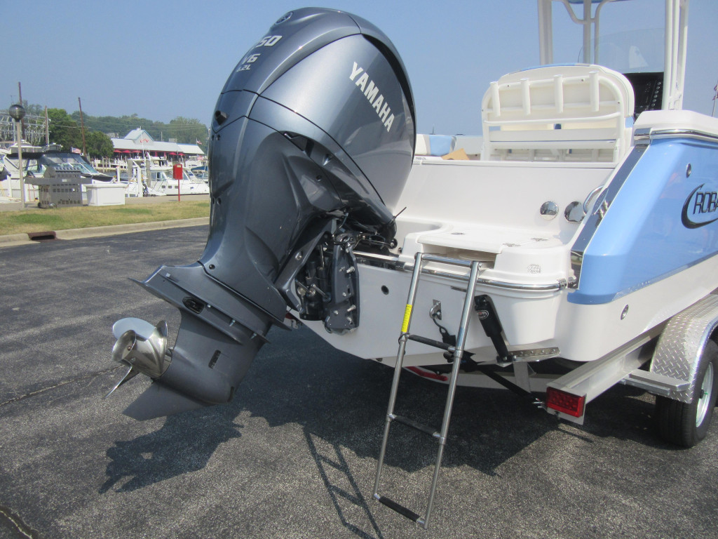 Robalo R230 Center Console