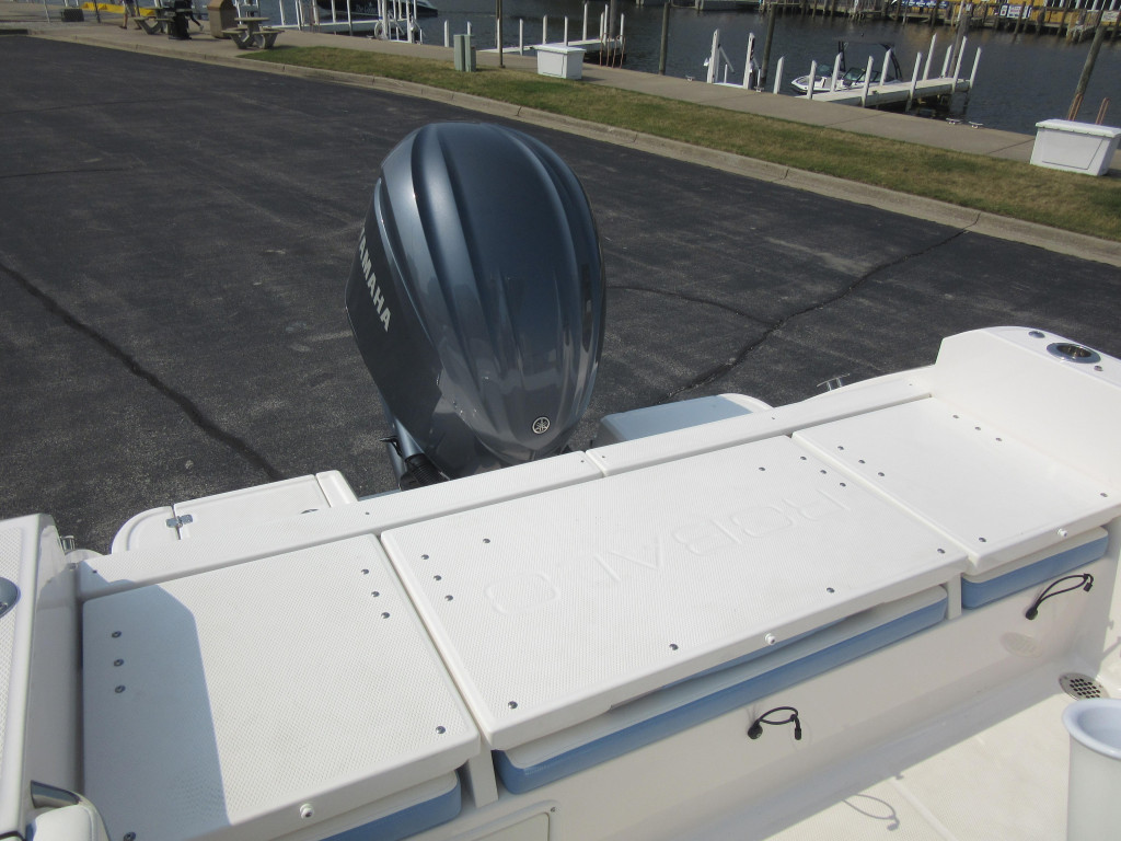 Robalo R230 Center Console