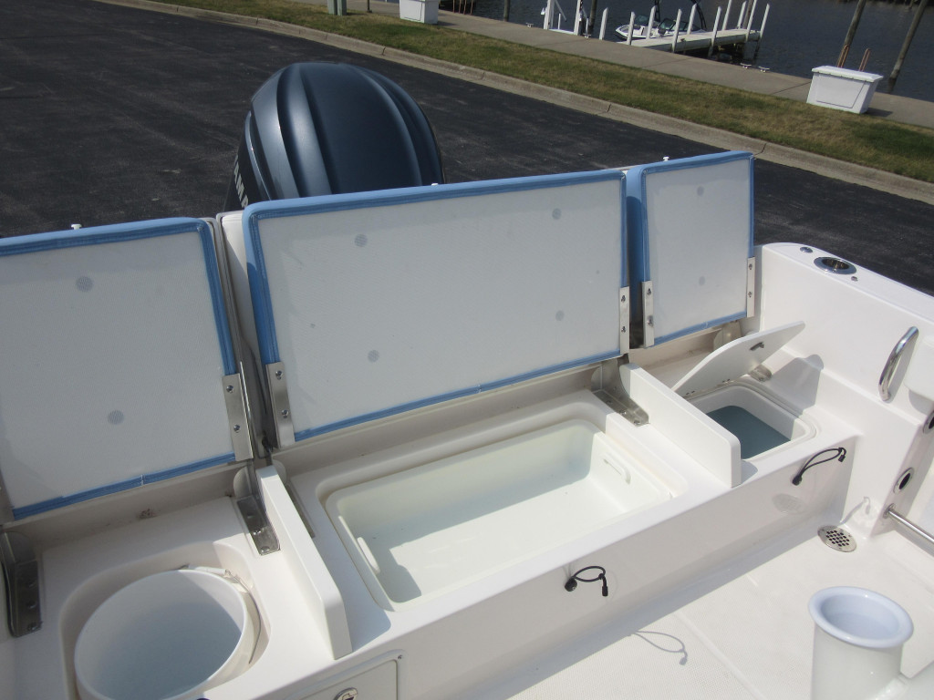 Robalo R230 Center Console