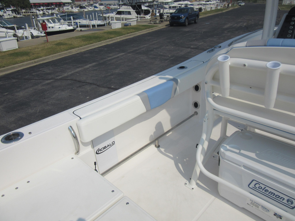 Robalo R230 Center Console