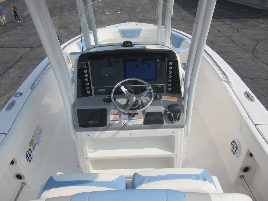 Robalo R230 Center Console