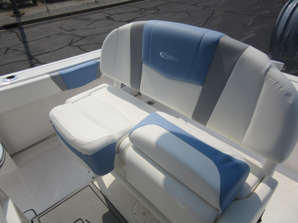 Robalo R230 Center Console