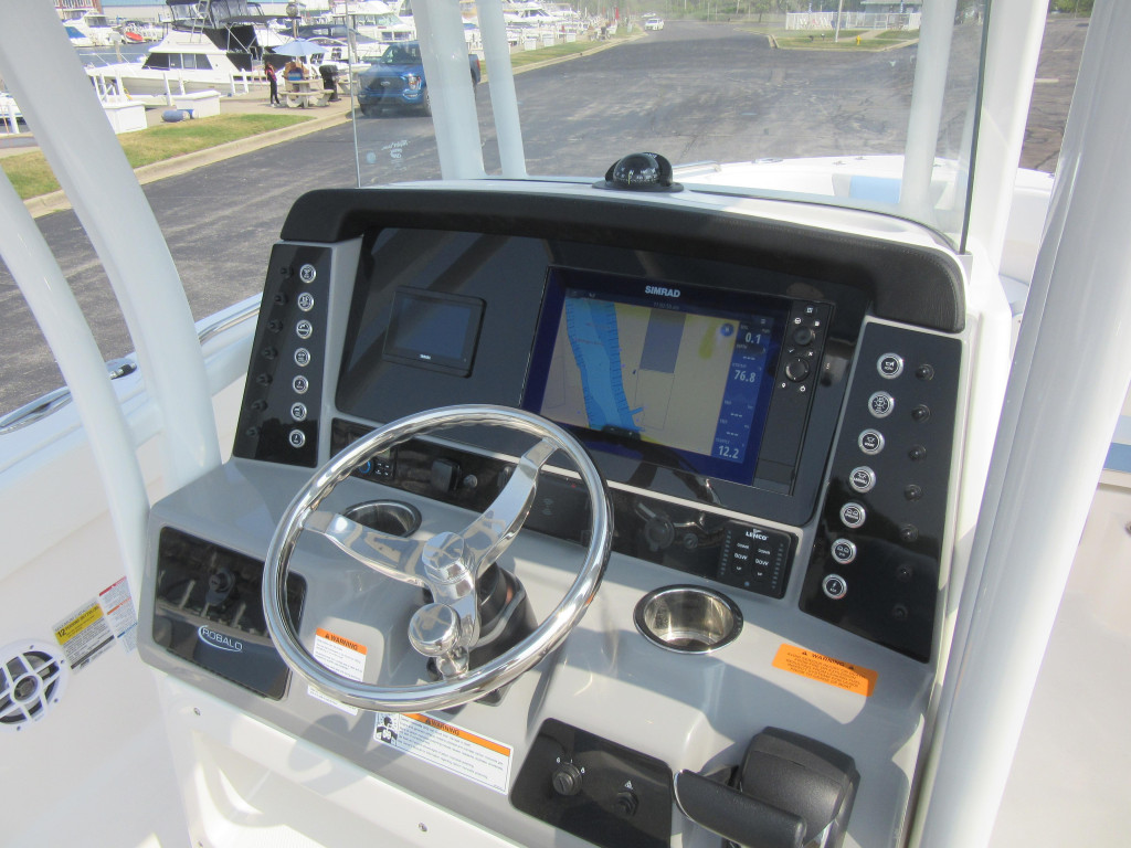 Robalo R230 Center Console