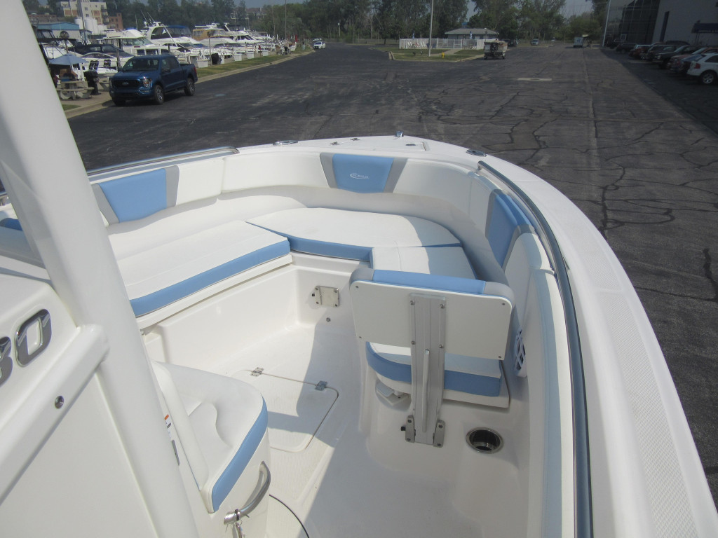Robalo R230 Center Console