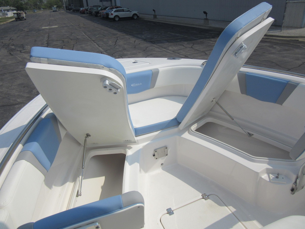 Robalo R230 Center Console