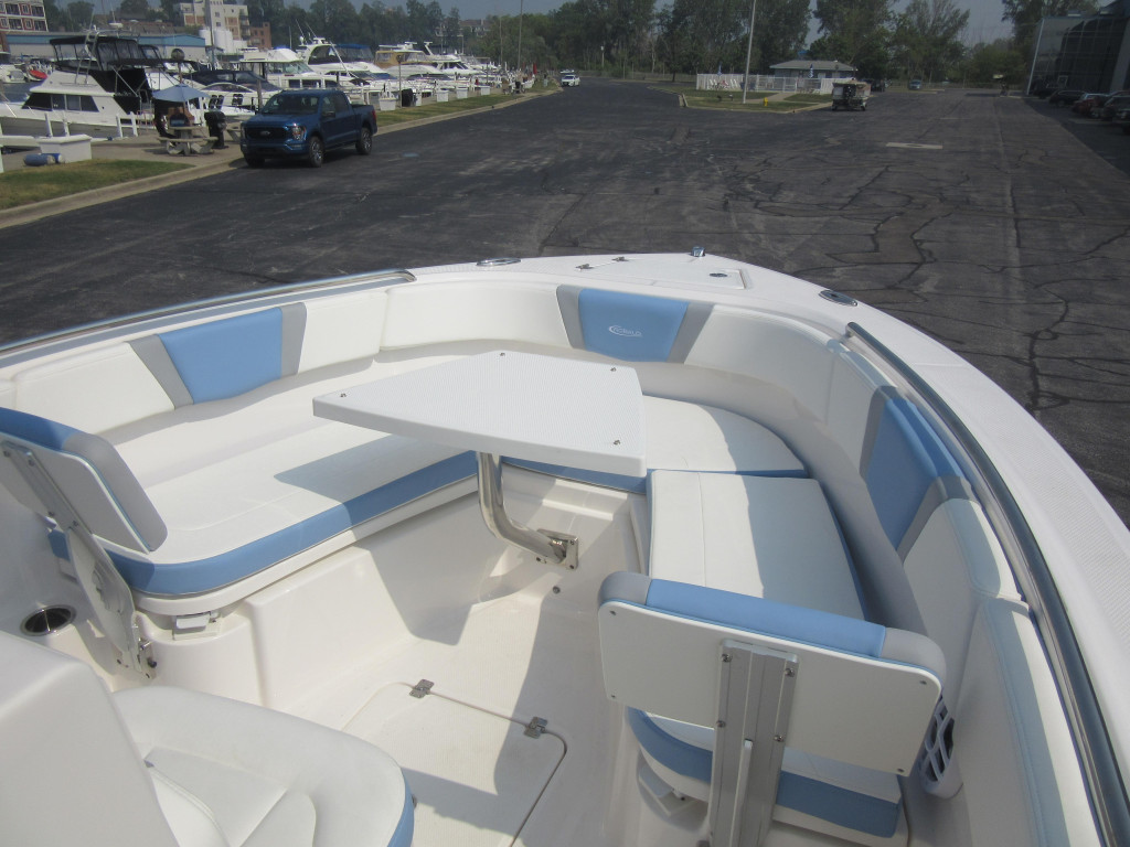 Robalo R230 Center Console