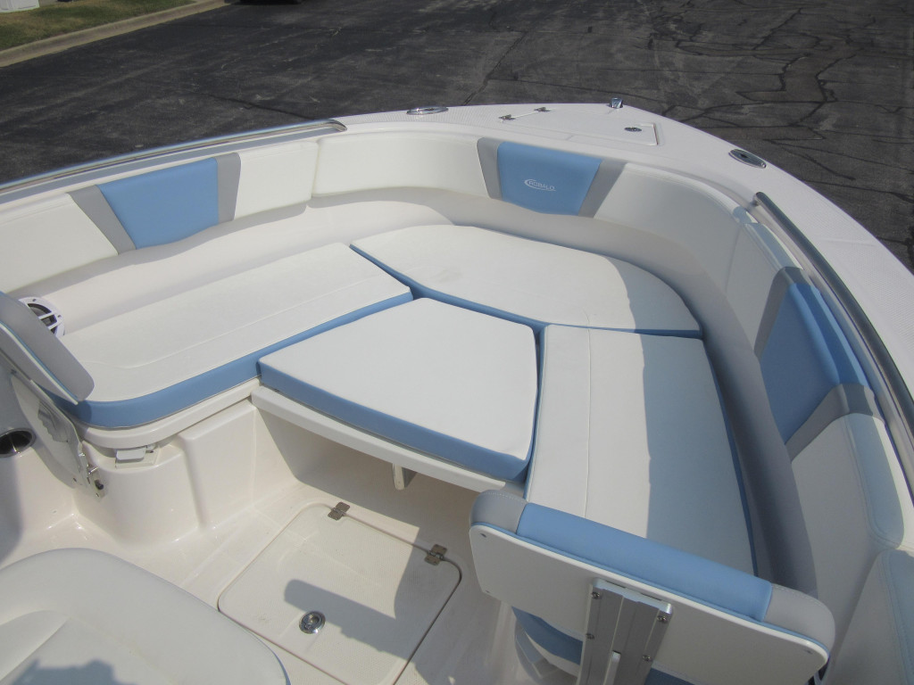 Robalo R230 Center Console