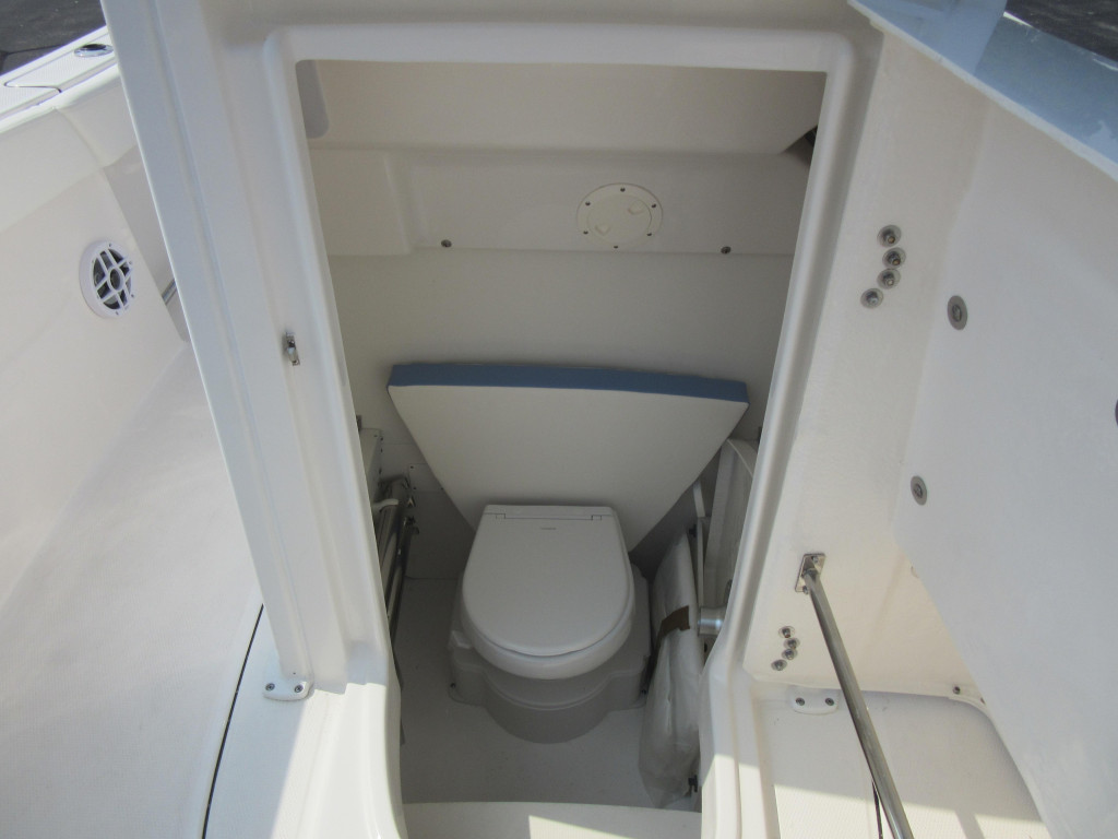 Robalo R230 Center Console