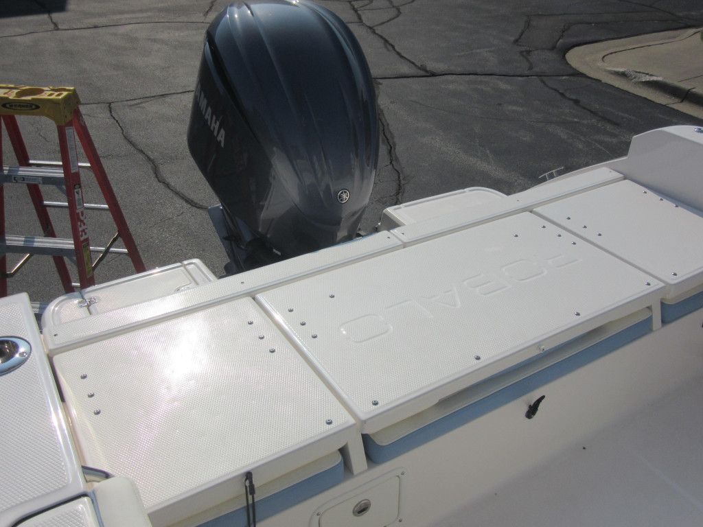 Robalo R230 Center Console