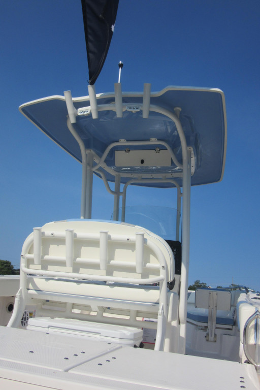 Robalo R230 Center Console