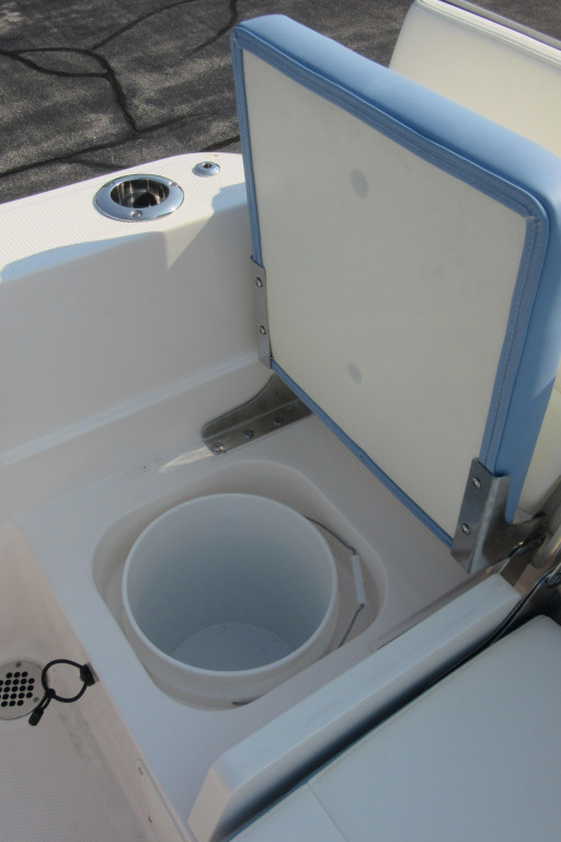 Robalo R230 Center Console