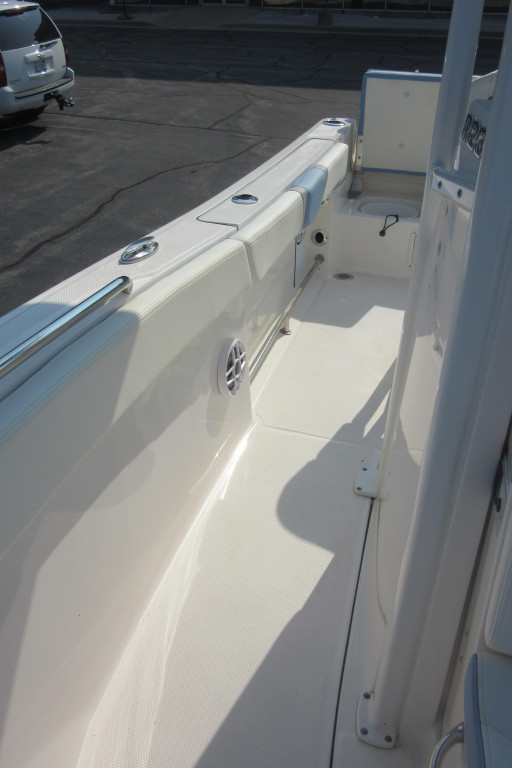 Robalo R230 Center Console