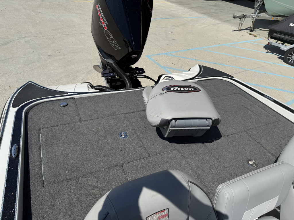 Triton 19 TrX Patriot